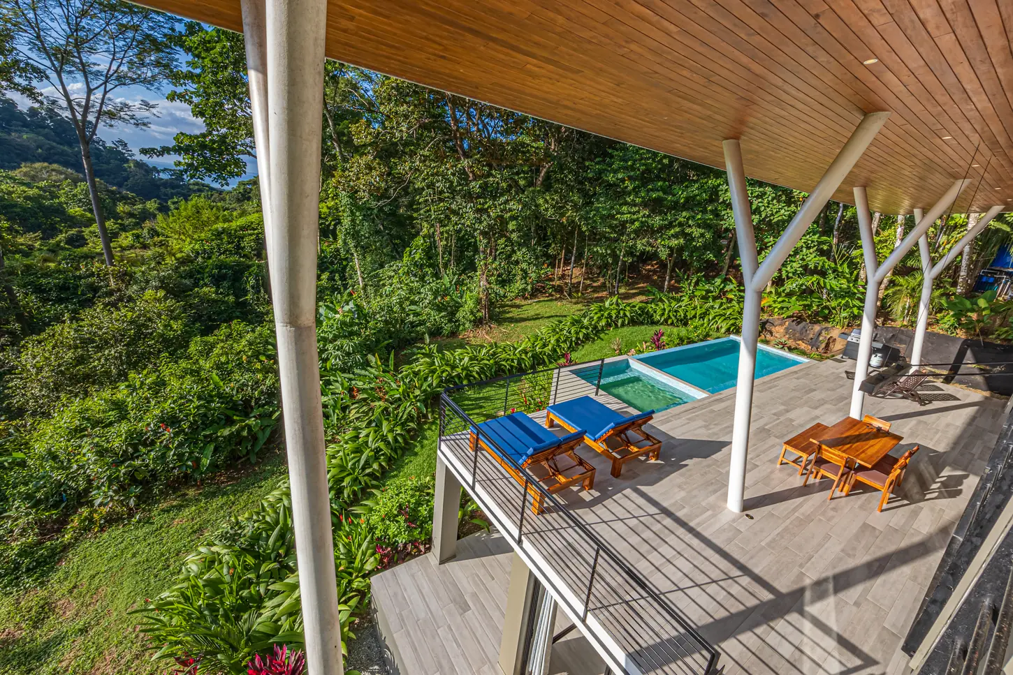 Villa las Ramas &mdash; the deck, with the jungle falling away below
