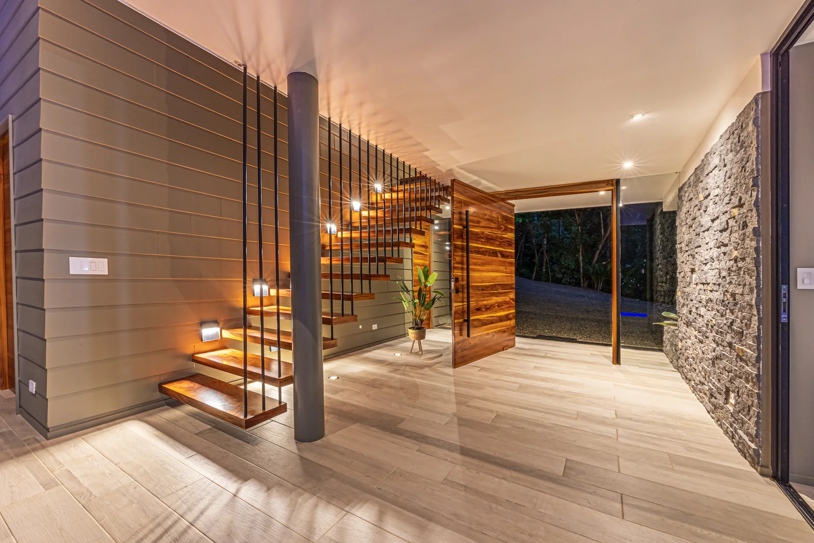 Villa las Ramas &mdash; the stair and its timber screen