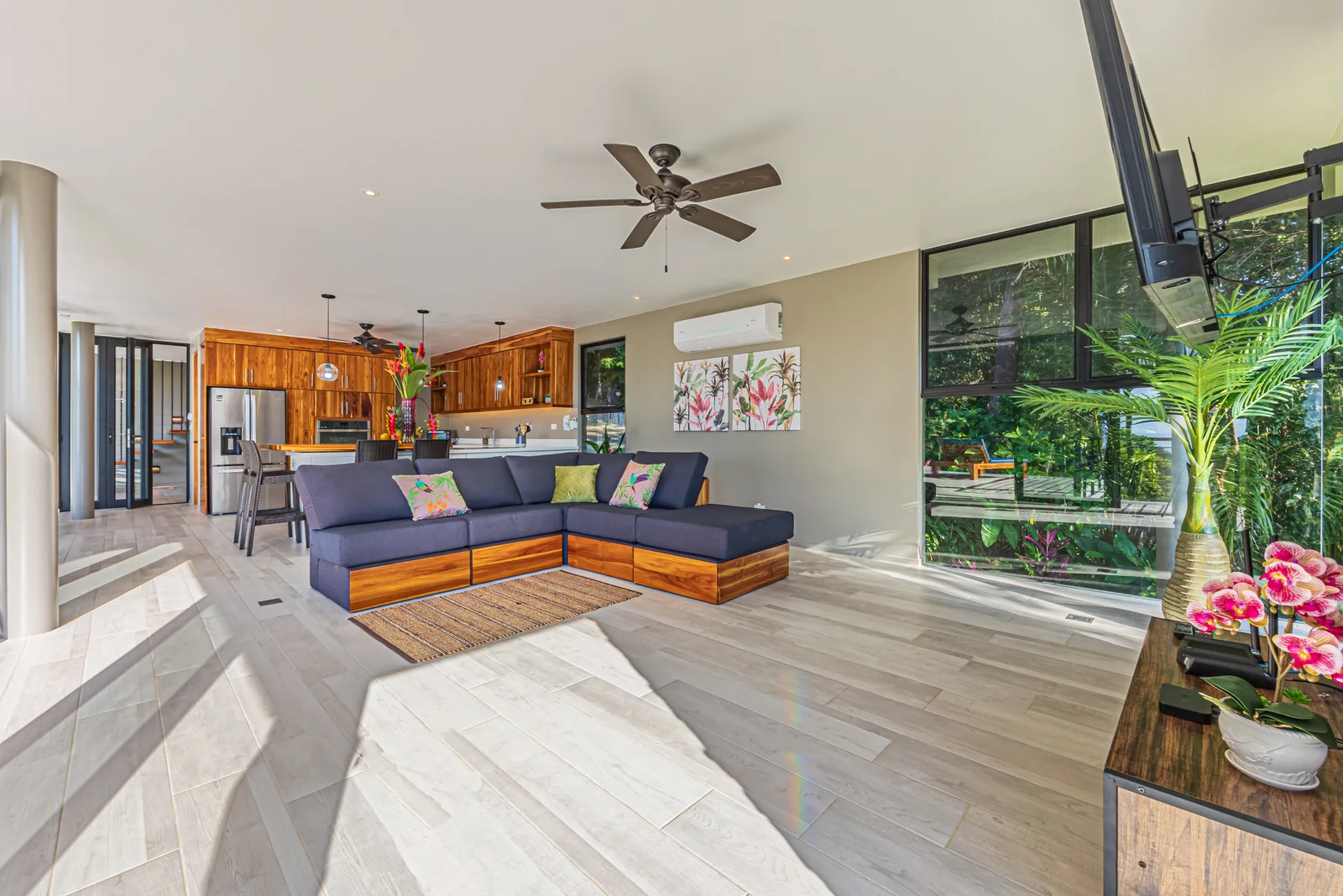 Villa las Ramas &mdash; the living room, glazed to the canopy