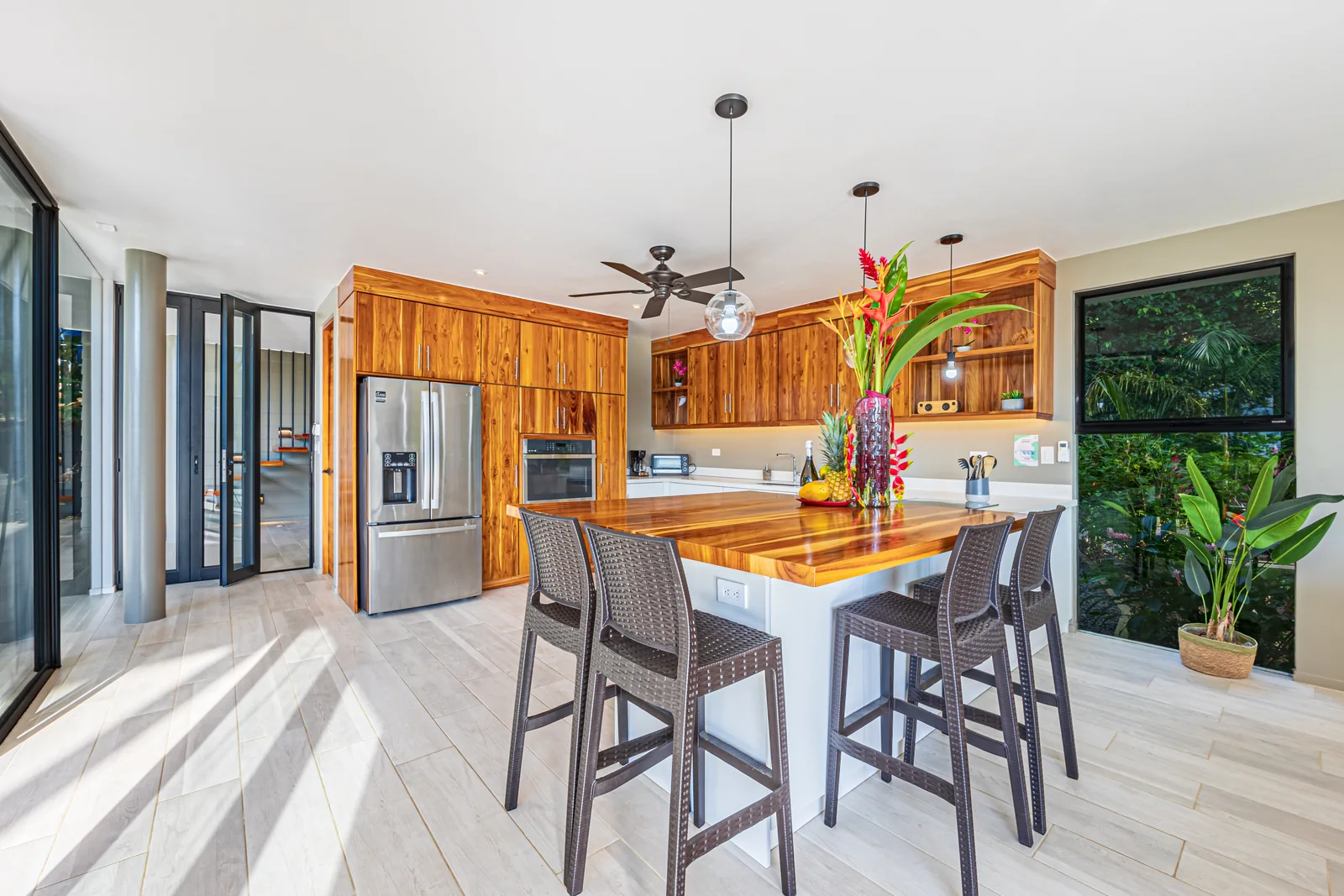 Villa las Ramas &mdash; the kitchen and its island, seating four