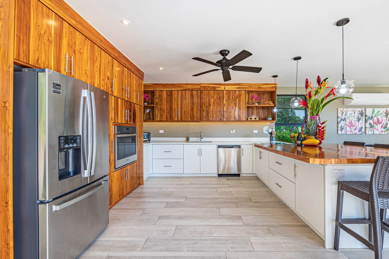 Villa las Ramas &mdash; the kitchen, in hardwood and pale cabinetry