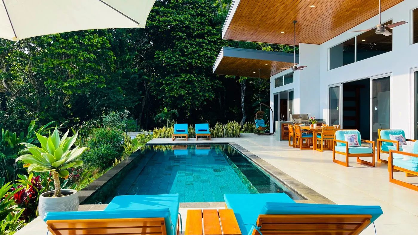 Villa Oro Verde &mdash; the pool and poolside loungers