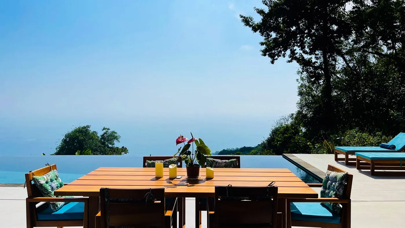 Villa Oro Verde &mdash; the outdoor dining table above the ocean