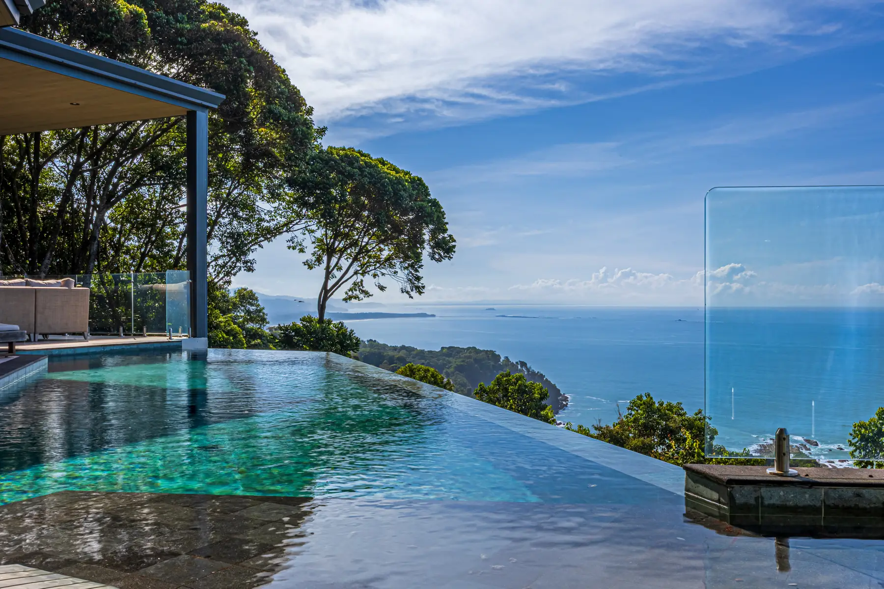 Villa San Martin &mdash; the infinity pool and the ocean