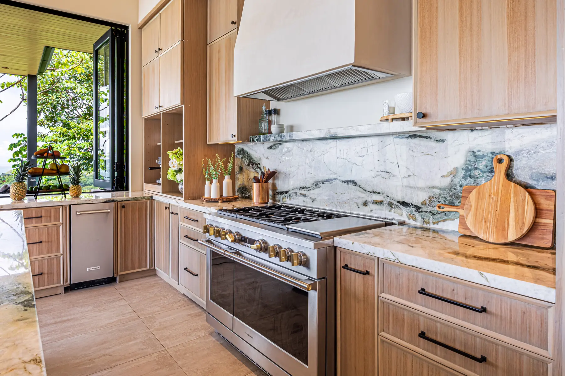 Villa San Martin &mdash; the range and the marble backsplash