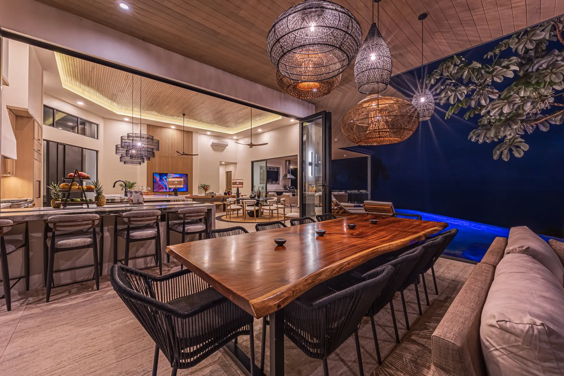 Villa San Martin &mdash; the live-edge dining table
