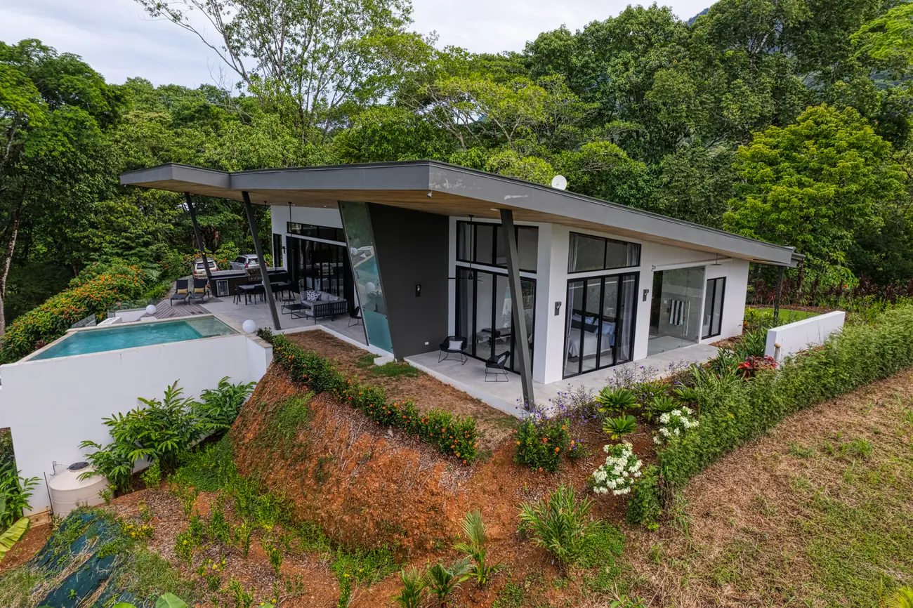 Vista Hermosa &mdash; the house and the pool together