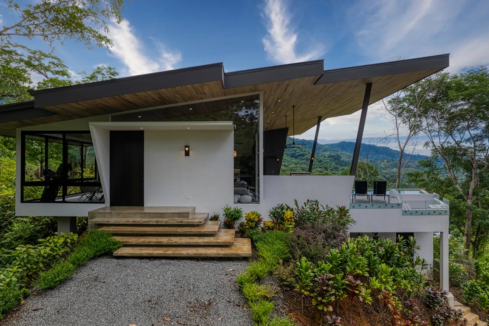 Vista Hermosa &mdash; the arrival elevation and the parking