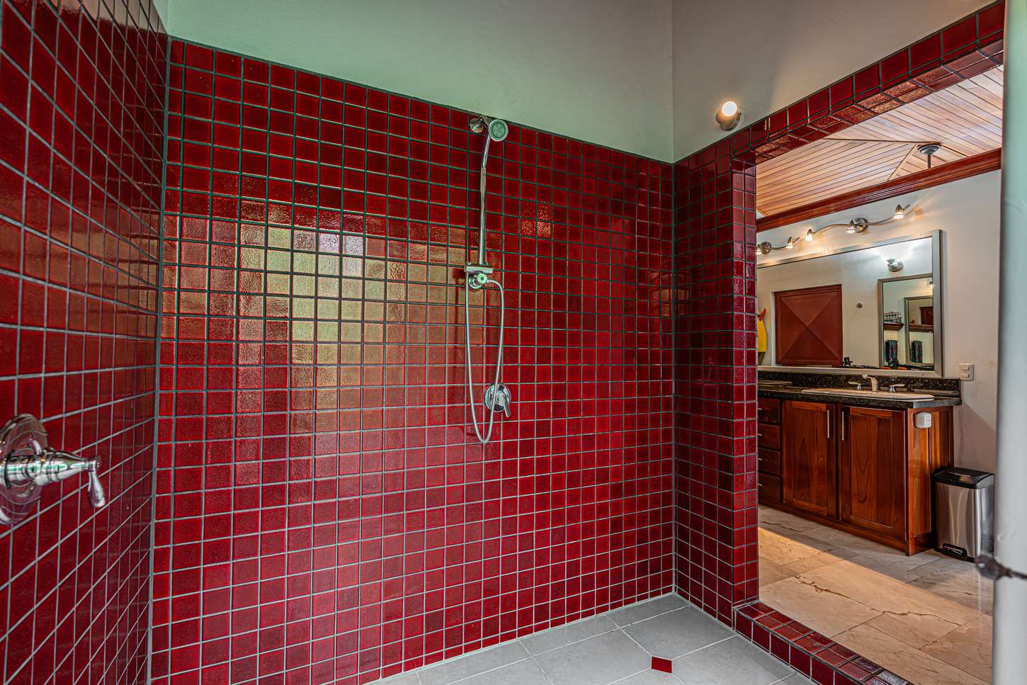 The en-suite bath, finished in tile